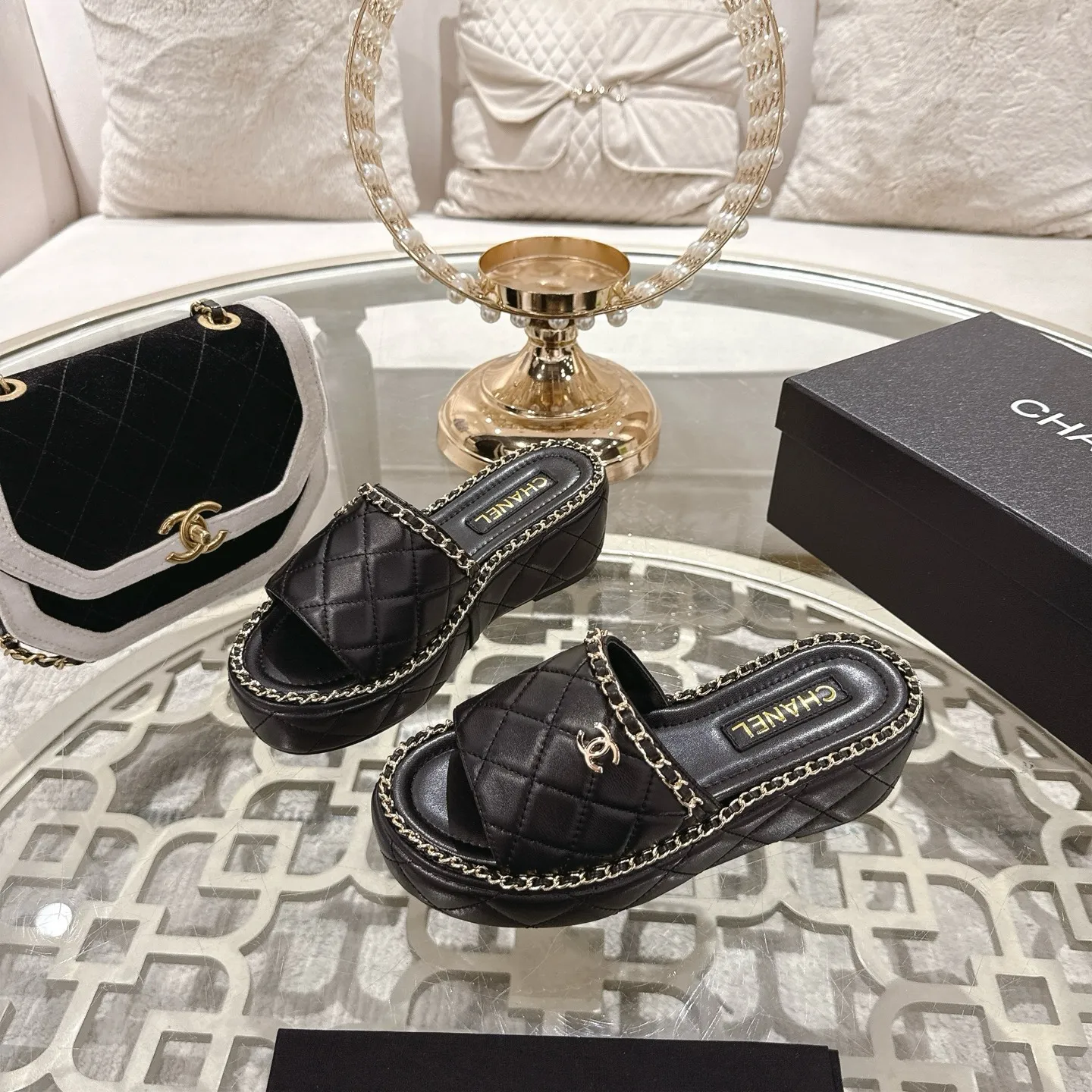 👟👟Ex-factory price 600👟👟 𝐂𝐇𝐀𝐍𝐄𝐋 | Xiaoxiang 25𝐬𝐬 🦋2025 Spring and Summer New Products Counter Classic Xiaoxiang Double C Diamond Chain Slippers Series New〰 🍬 The absolute best in the BS fashion circle. Matching will perform meticulously Minimalist, classic elements that will never fade away 💋 Show unique dressing style, too beautiful to say anything. A must-have for summer... Upper: Original high-customized lambskin Lining: Imported mixed sheepskin lining Outsole: Original molded non-slip outsole Shoe size: 35-39 (34.40.41.42 customization is not returnable)